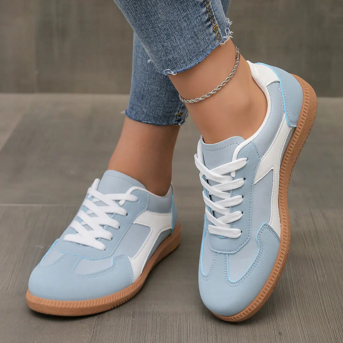 Autumn New Style Flat-Soled Casual Outdoor Non-Slip Lace-Up Lightweight Sneakers For Women.