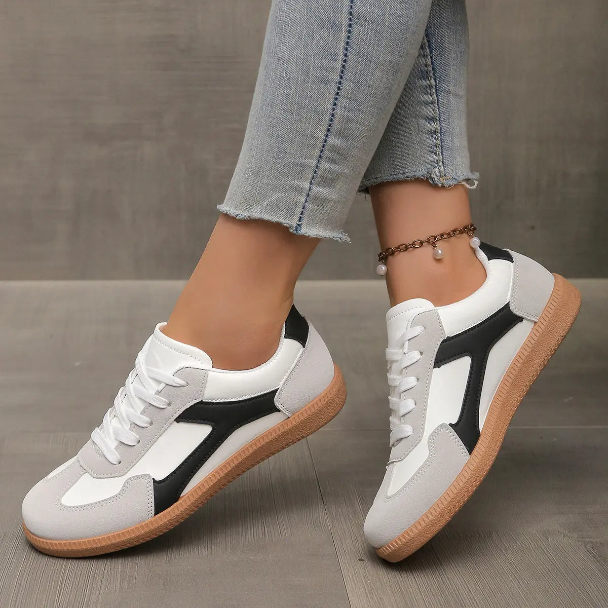 Autumn New Style Flat-Soled Casual Outdoor Non-Slip Lace-Up Lightweight Sneakers For Women.